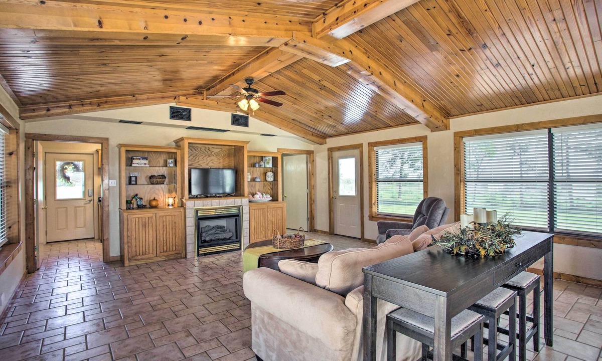 Calera Cottage | Pet-Friendly Efficiency Cottage w/Pool!