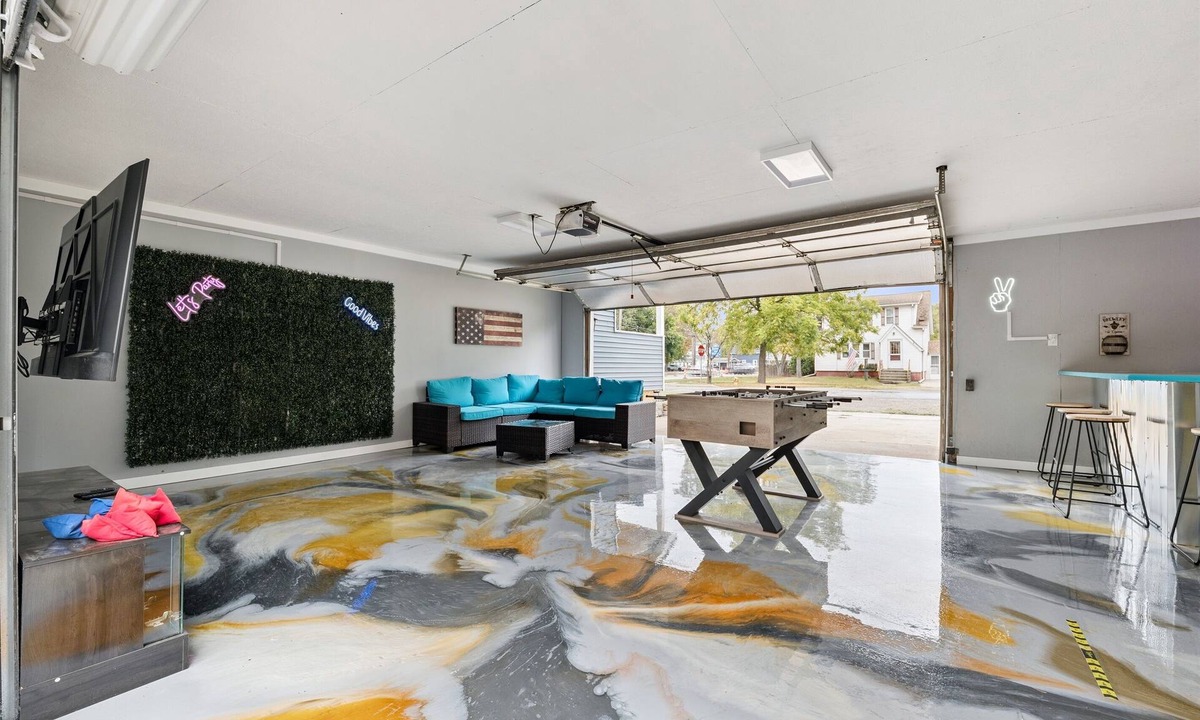New Baltimore House | Pet Friendly/Gated Backyard/Game room/Hot Tub