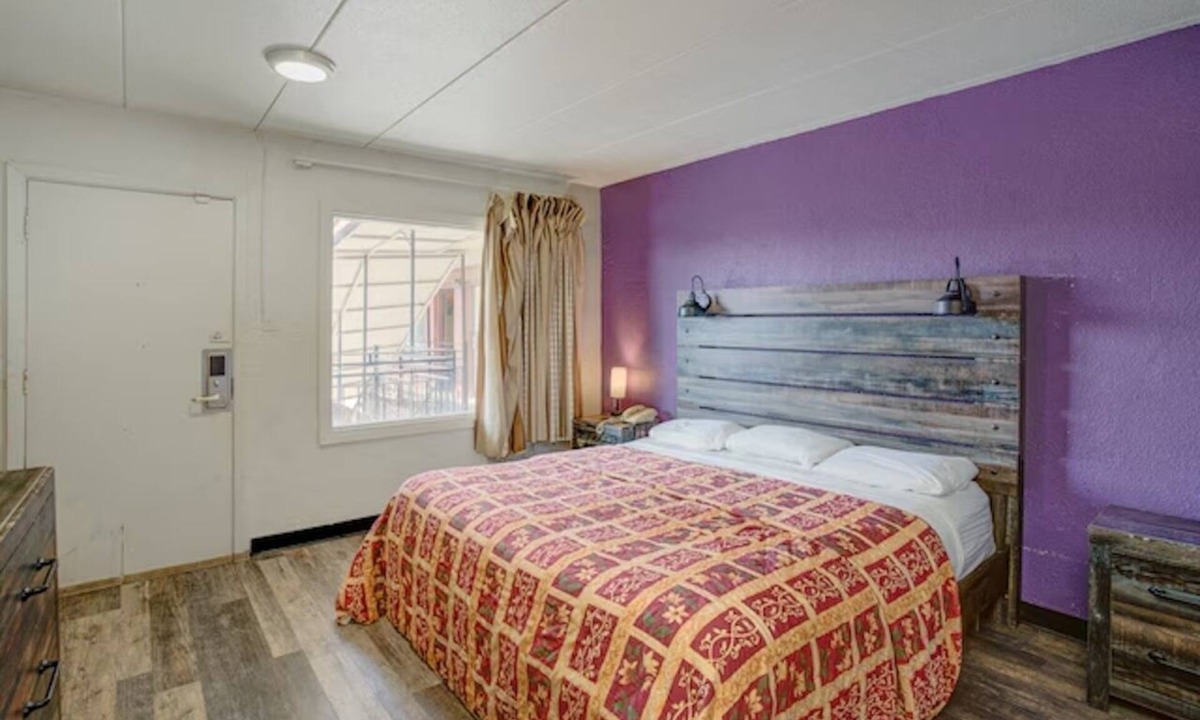 Oak Lawn Hotel | Pet-Friendly King Bed Stay near Wolfe Wildlife Park | Functional & Free Parking!