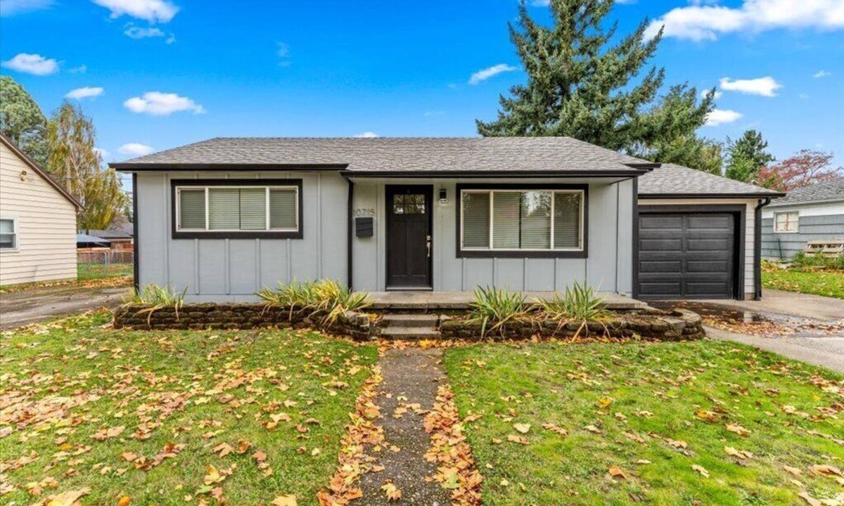 Parkrose Heights House | Pet-Friendly, Monthly stay. Fenced yard 4beds 2bath home
