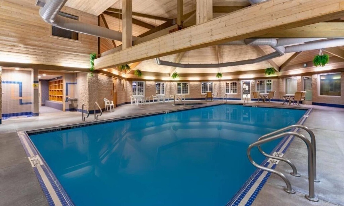 Iron Mountain Hotel | Pet-Friendly Room with Indoor Swimming Pool - Ideal for Adventure Seekers