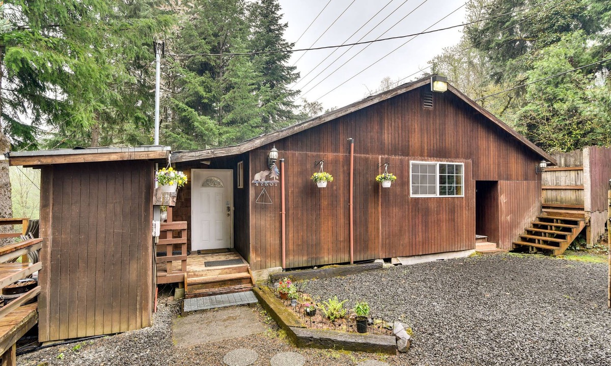 Sandy Cabin | Pet-Friendly Sandy Cabin w/ Spacious Fire Pit!