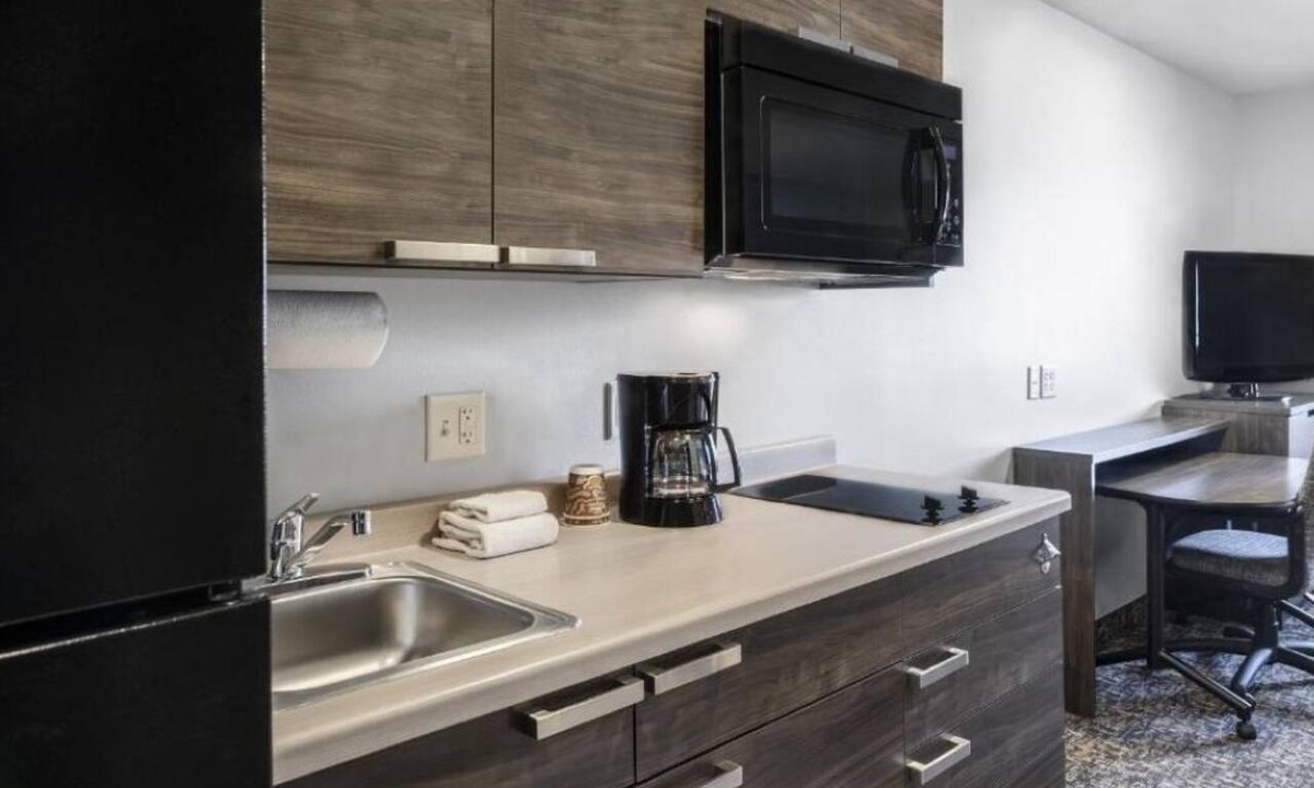 Plainfield Hotel | Pet-Friendly Space w/Full Kitchen for Convenient Extended Stays