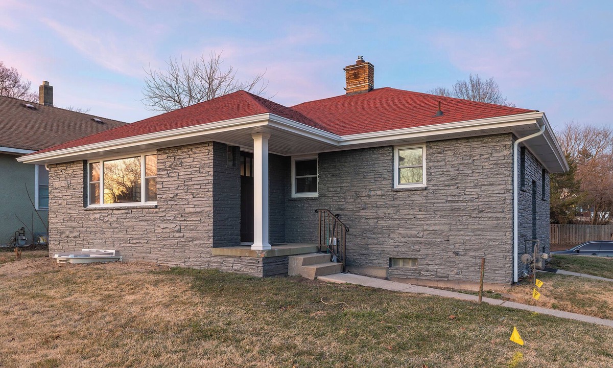 La Porte House | Pine Lake Escape - Hot Tub Home near Beach & Park