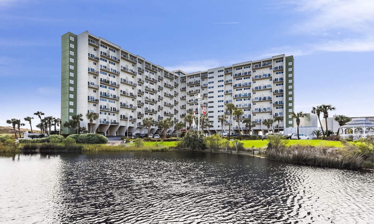 Sunnyside Condo | Pinnacle Port by Book That Condo