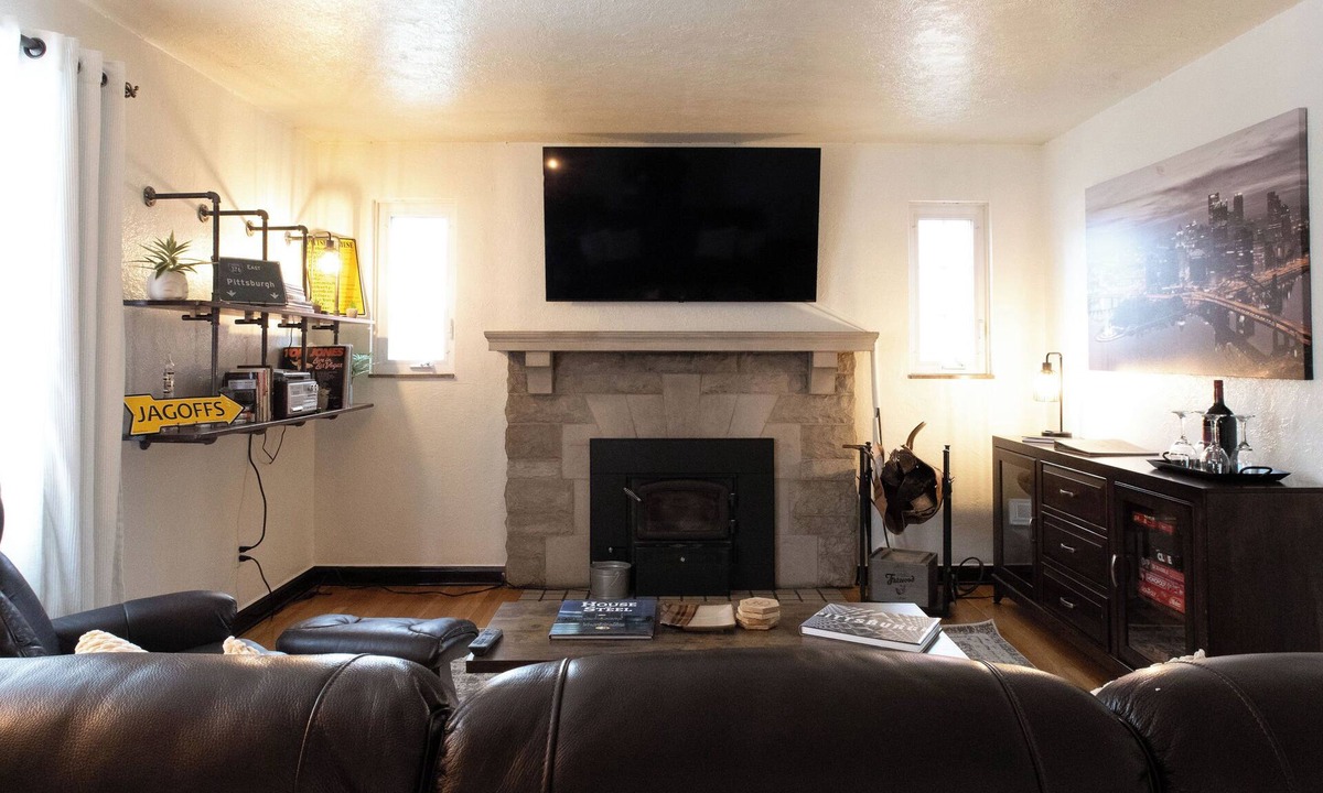 Brookline House | Pittsburgh Basecamp - Easy Access to Downtown- Sleeps 8 - Off-Street Parking