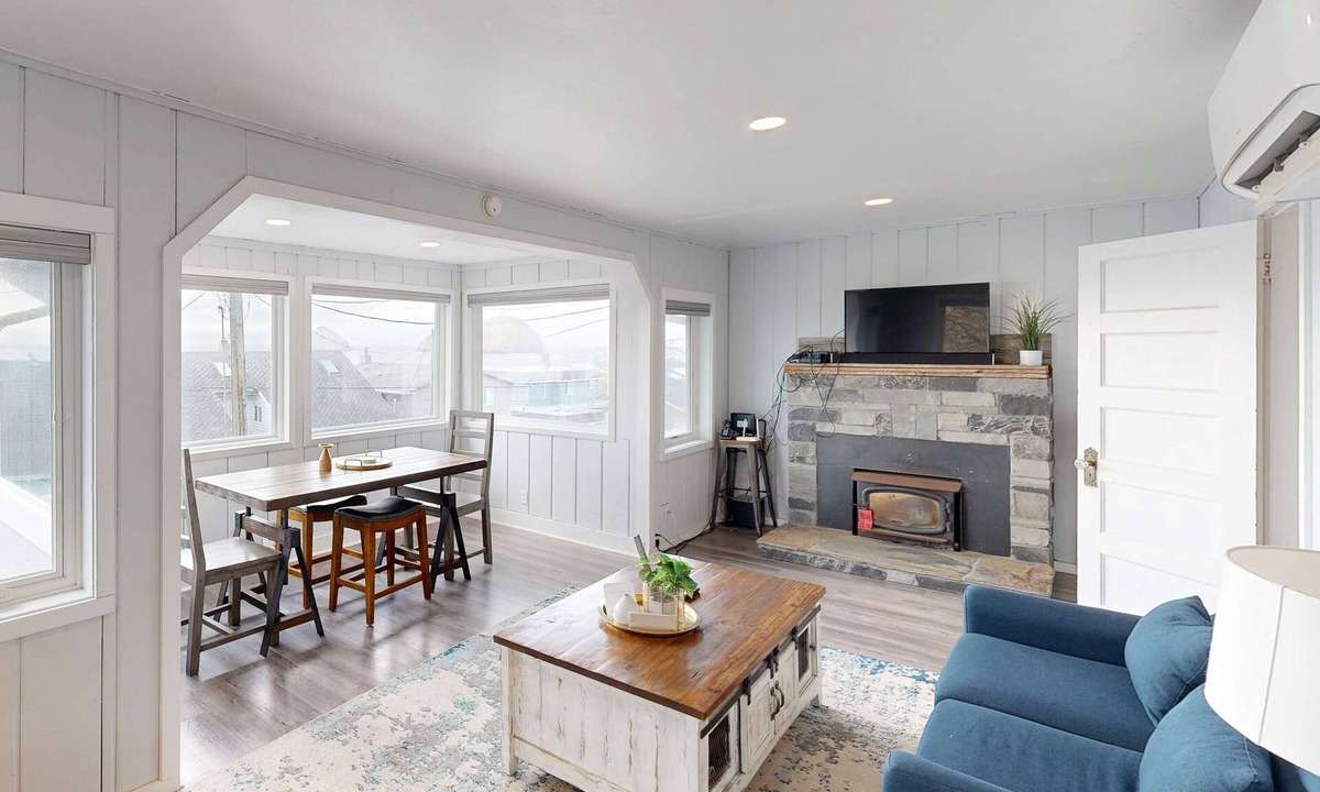 Oceanside House | Pleasant dog friendly house with panoramic views short walk to the beach