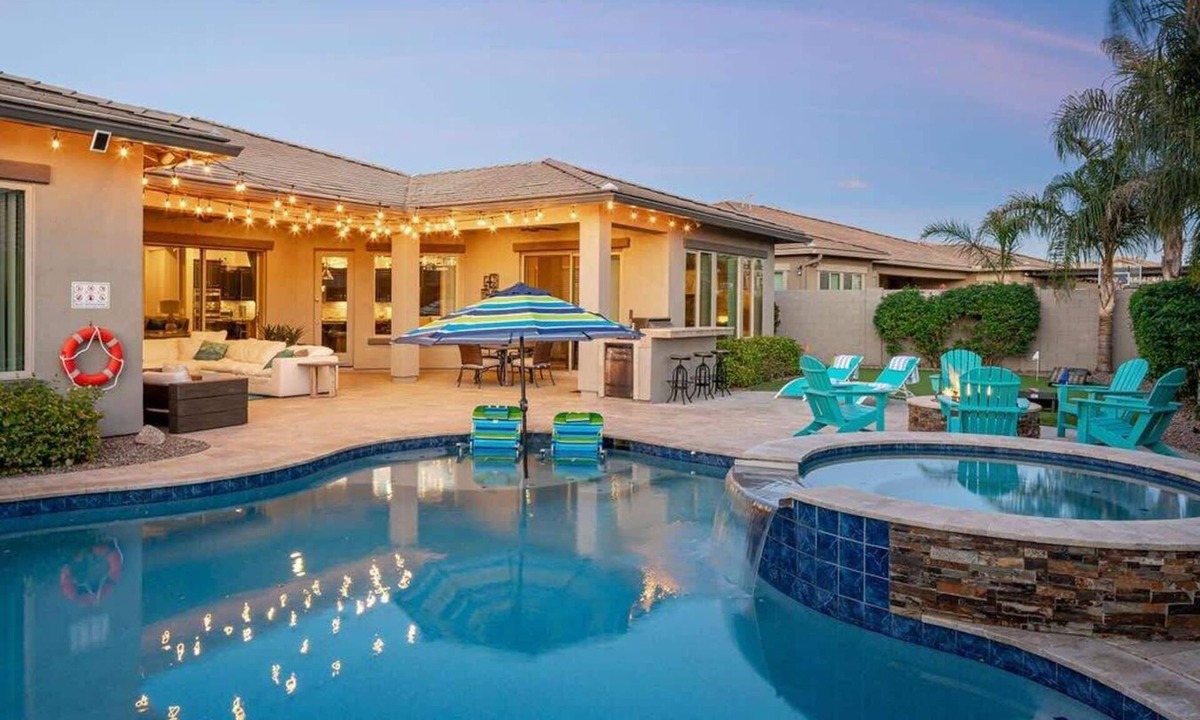 Gilbert House | Pool, Spa, Firepit & Putt , Walk to Gilbert Park
