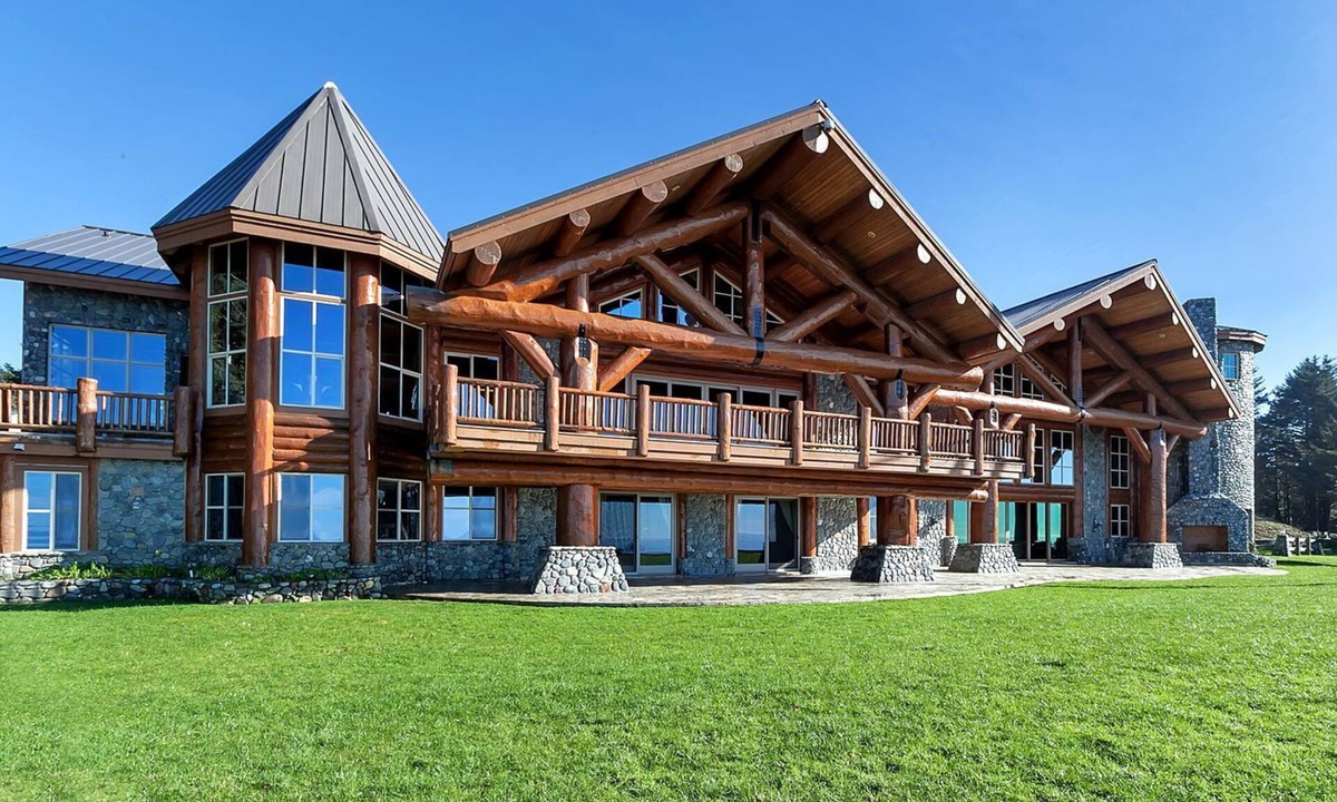 Port Orford Cabin | Premium Log Cabin Estate with Hot Tub and Helipad in Gold Beach, Oregon