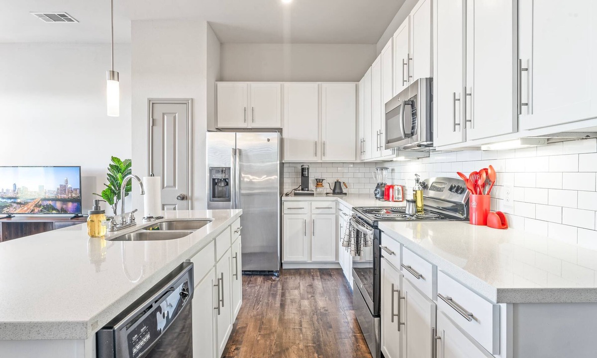 Windsor Park Apartment | Prime Soco Charming 1BR King Suite w Pool Parking