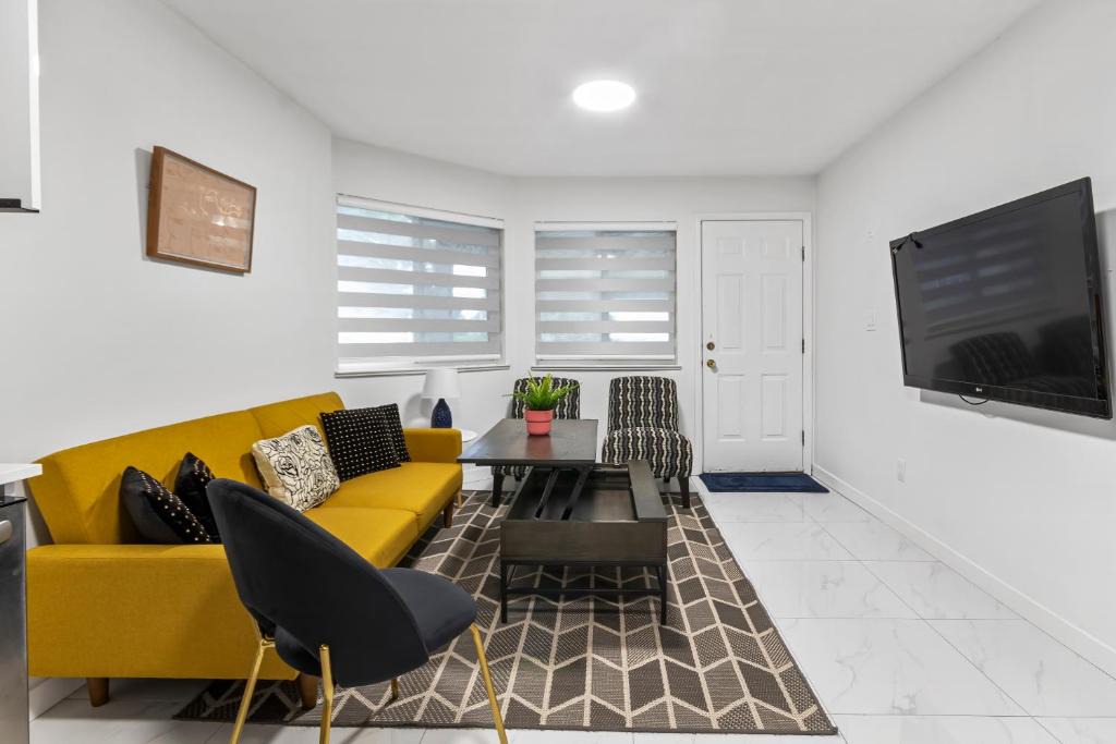Guildford House | Pristine 3 Beds 2 Washroom Walkout Guest Suite