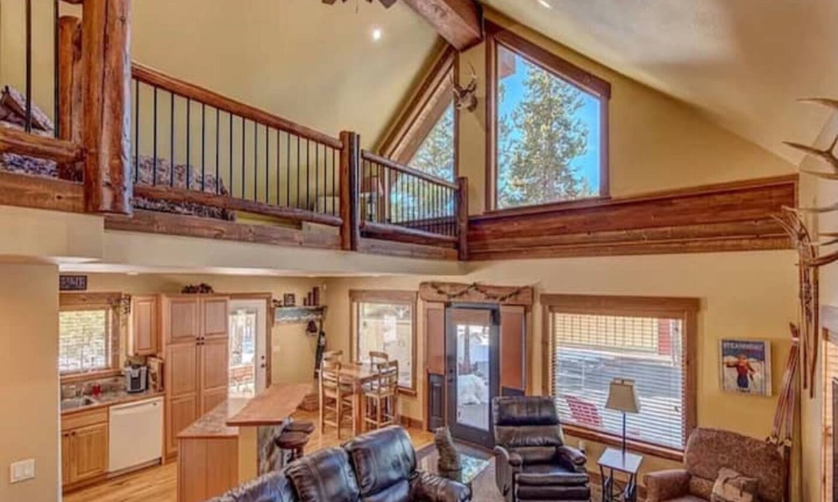 Crescent Cabin | Pristine 4 seasons cabin with 9 beds & hot tub
