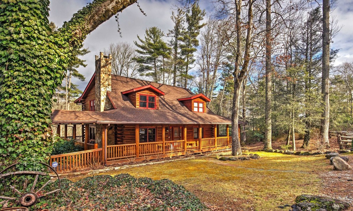 Sapphire Cabin | Pristine Sapphire Resort Cabin w/ Deck & Game Room