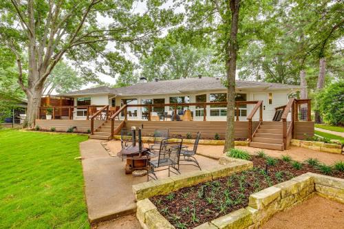 Enchanted Oaks House | Private Dock: Lakefront Enchanted Oaks Retreat