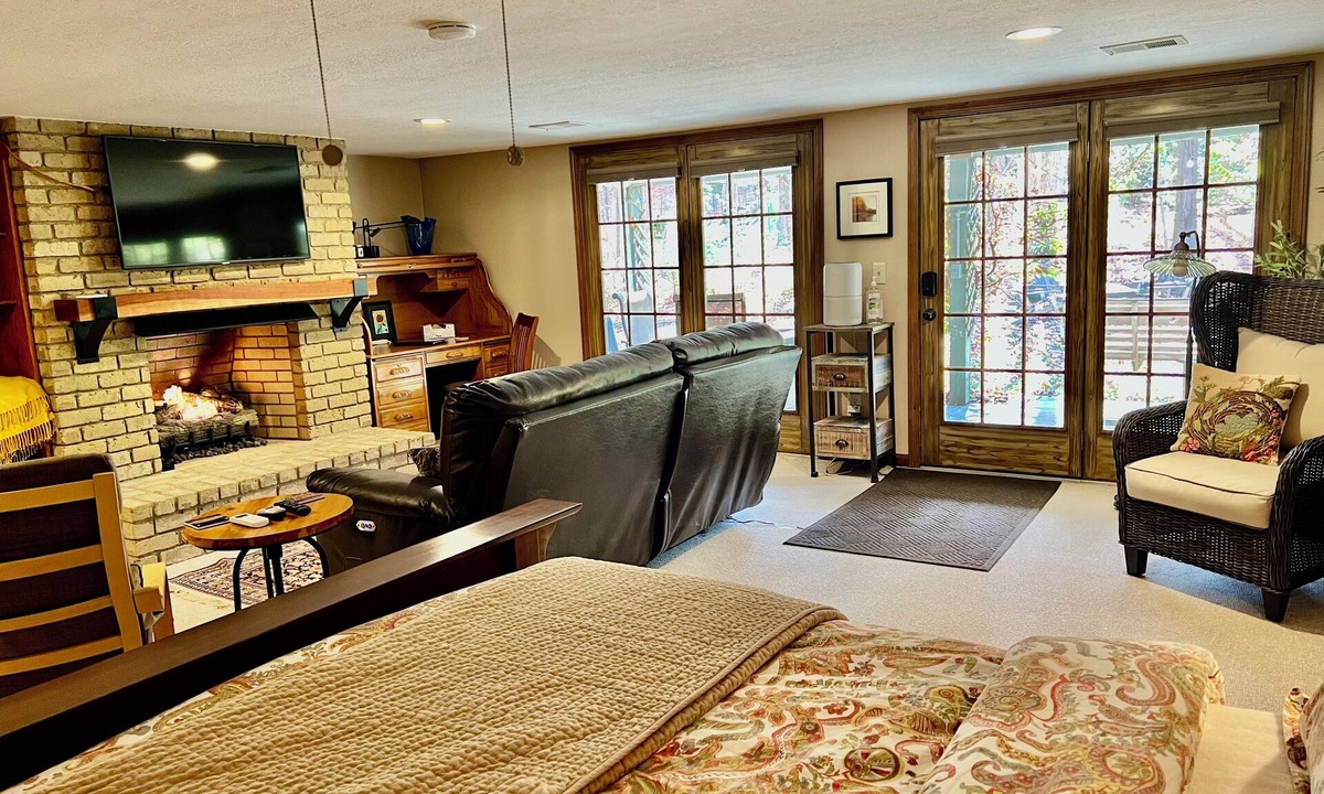 Polaris Apartment | Private Entry Studio with Gas Fireplace @ I-71 Polaris near Chase