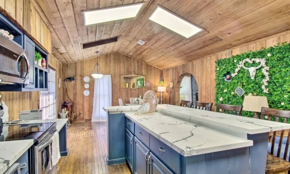 Sanatorium Cabin | Private hot tub Putting green Peaceful Mississippi cabin