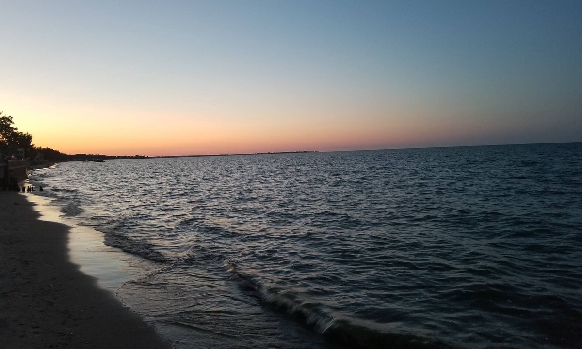 Kawkawlin Cottage | Quaint beach cottage with magnificent sunrises on Saginaw Bay/Lake Huron