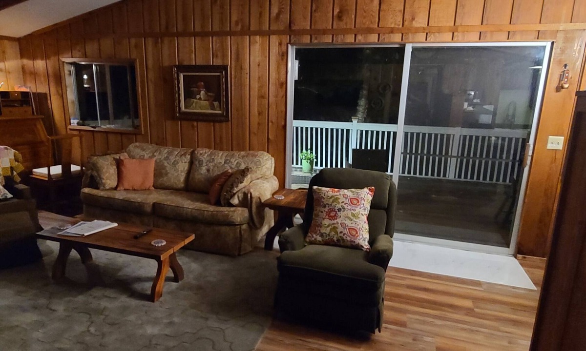 Cumberland Cabin | Quaint getaway cabin on an exclusive Northwoods lake