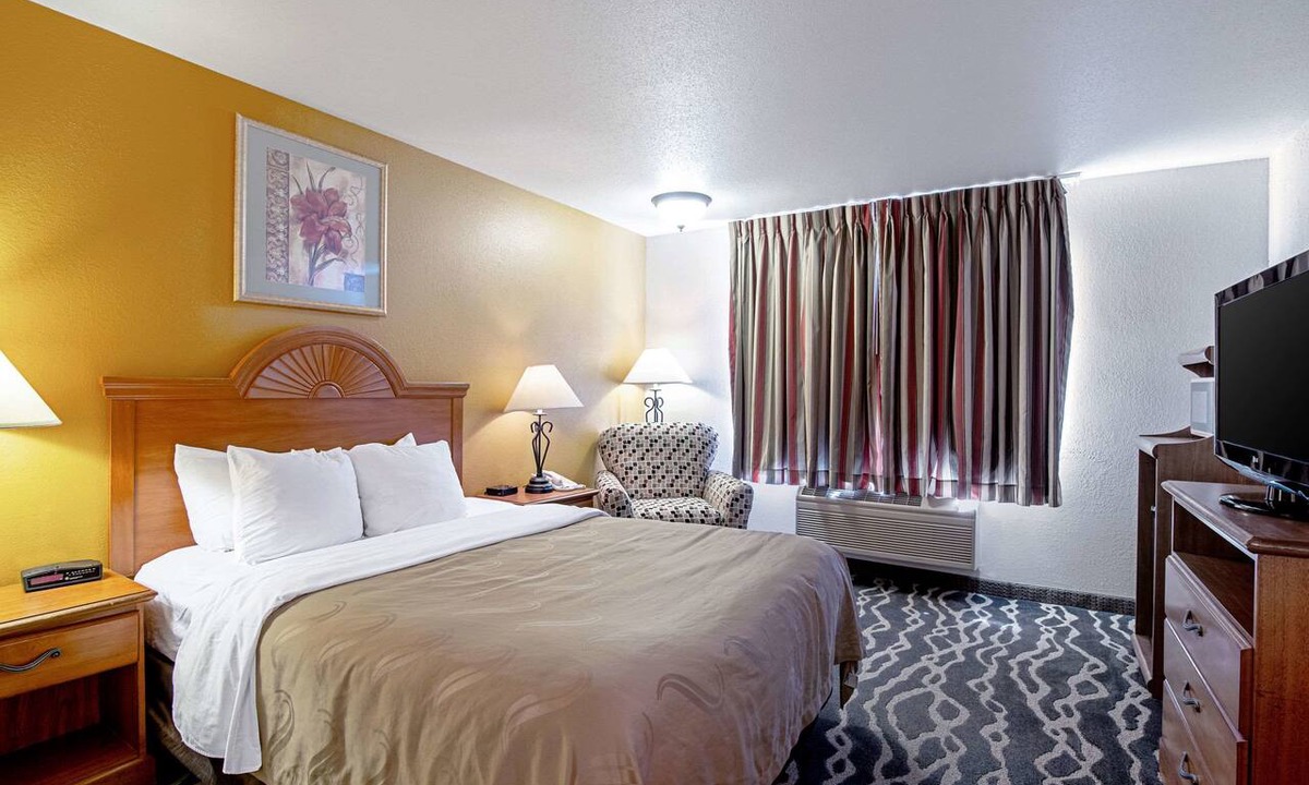 Huron Hotel | Quality Inn Huron