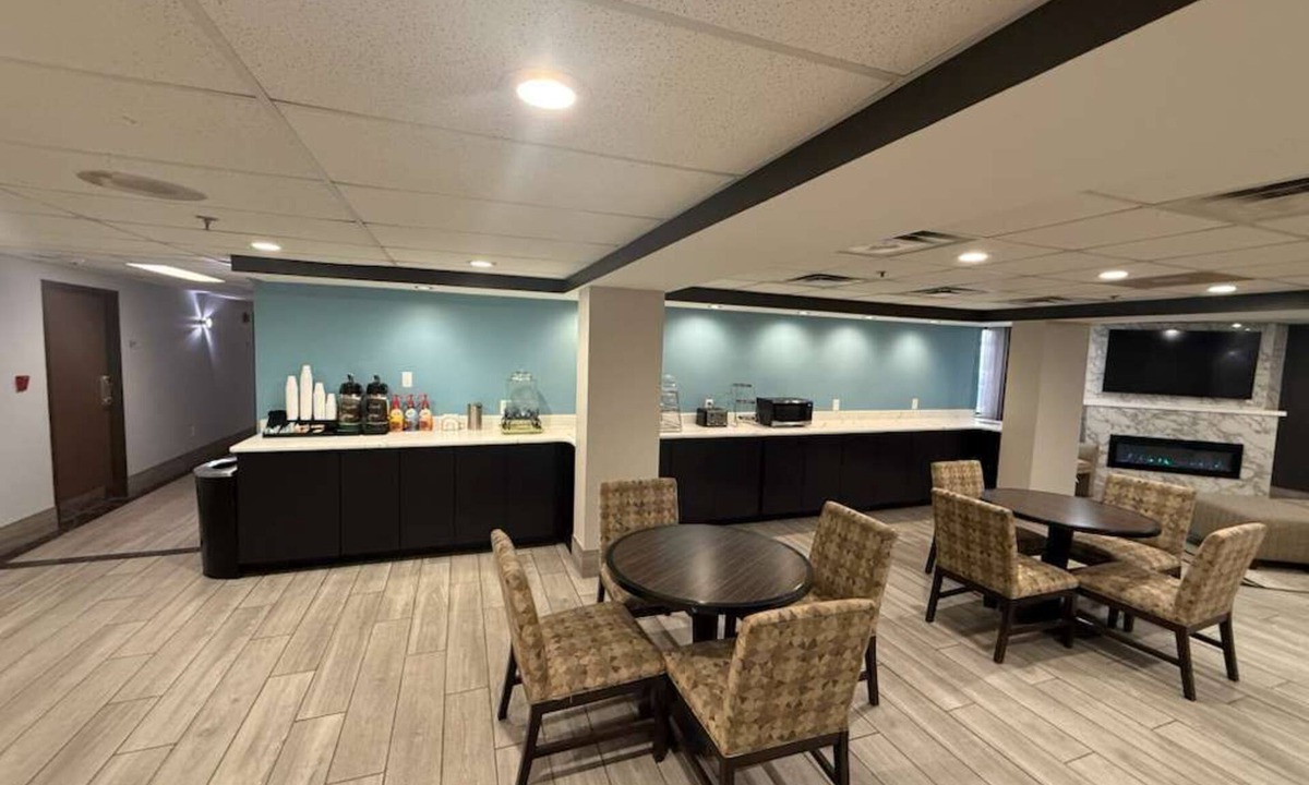 Romulus Hotel | Quality Inn & Suites Detroit Metro Airport
