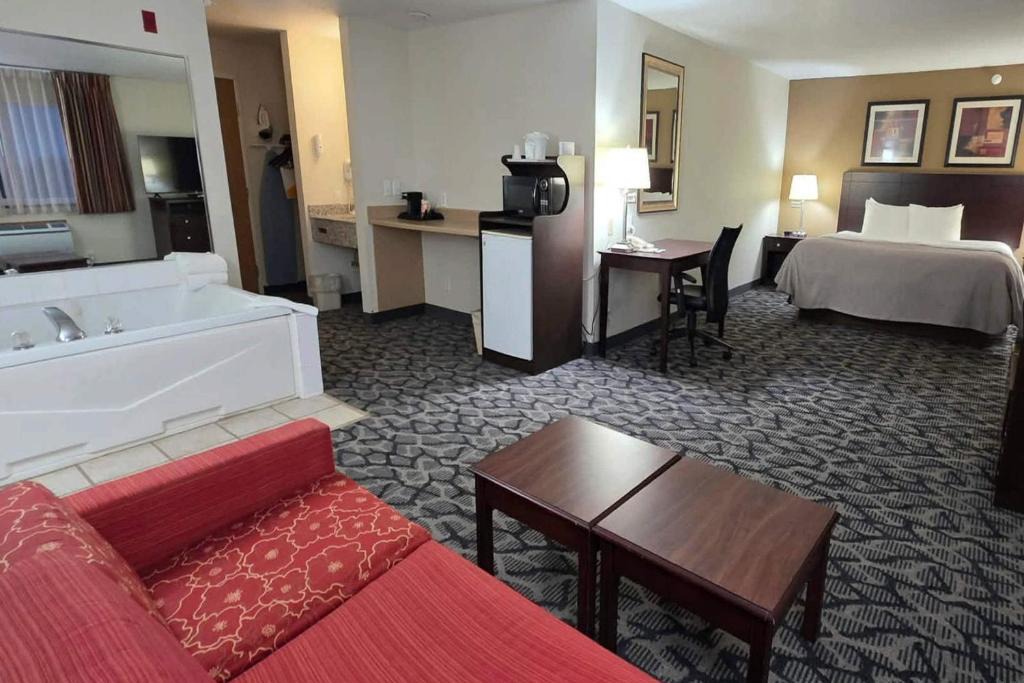 Eldridge Hotel | Quality Inn & Suites Eldridge Davenport North