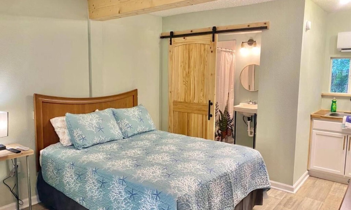 Panacea Apartment | Queen Kitchenette by the Bay #10