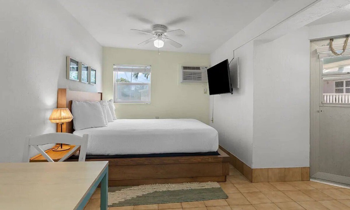 Little Torch Key Hotel | Queen Studio w/Kitchen, Pool & Beach Access | Breakfast Included