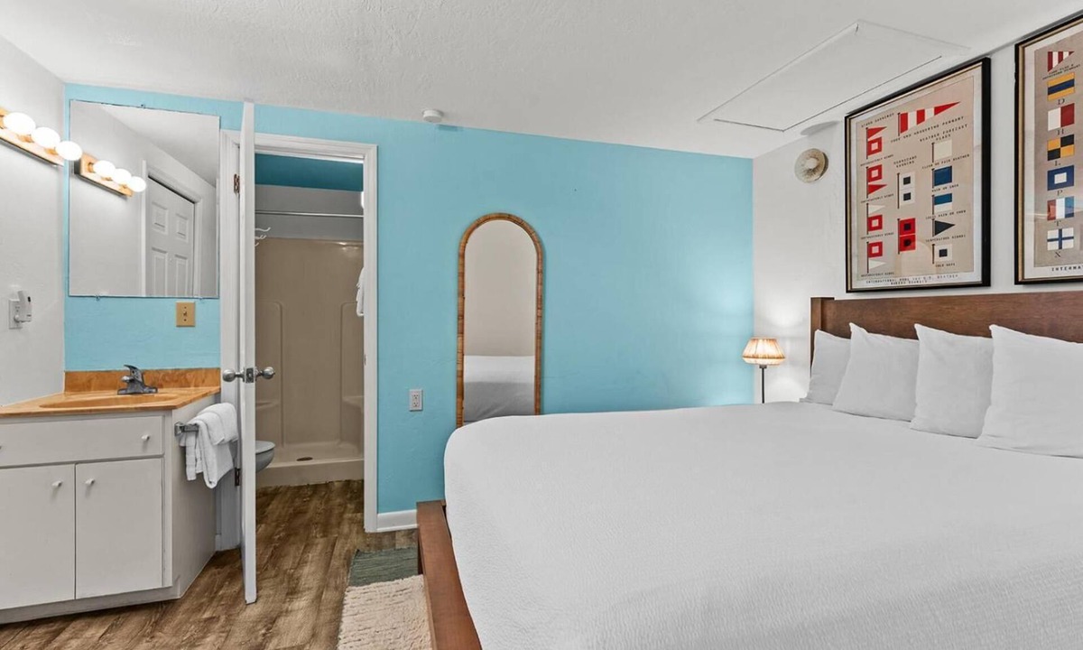 Little Torch Key Hotel | Queen Suite w/Kitchen, Breakfast, Pool & Private Beach on Little Torch Key