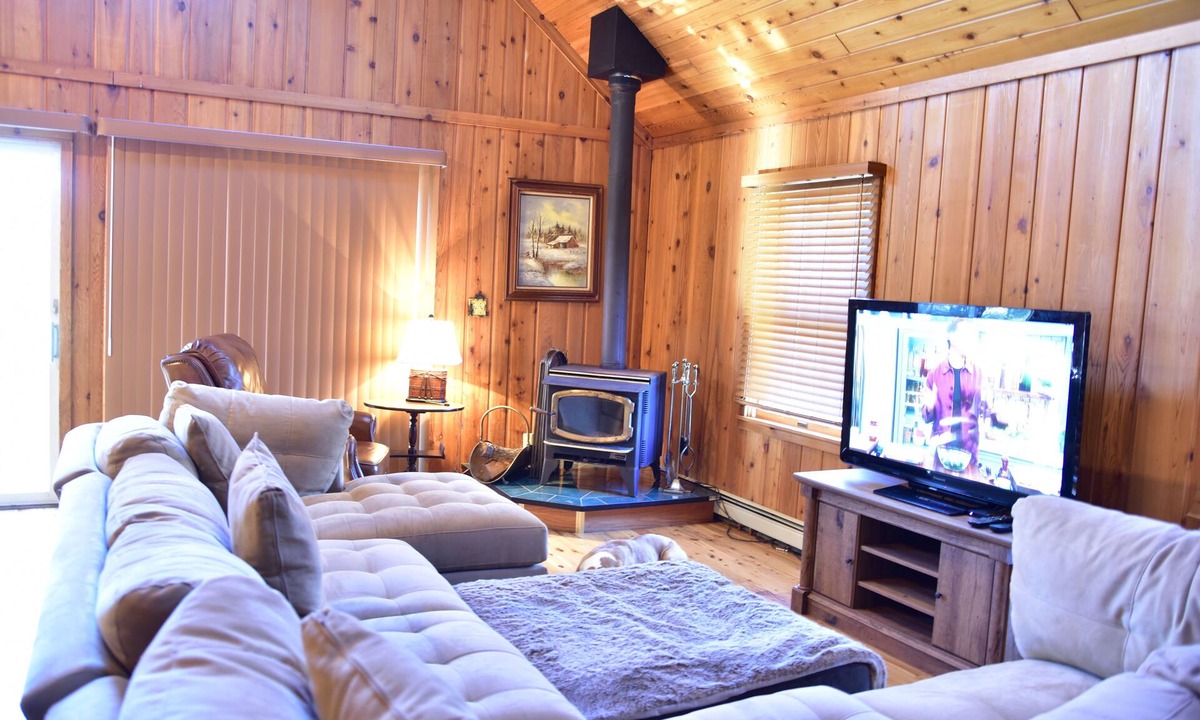 Cedar Ski Chalet | Quiet and Comfy 3 bed/2bath - Golf Chalet w/Loft&Hot tub