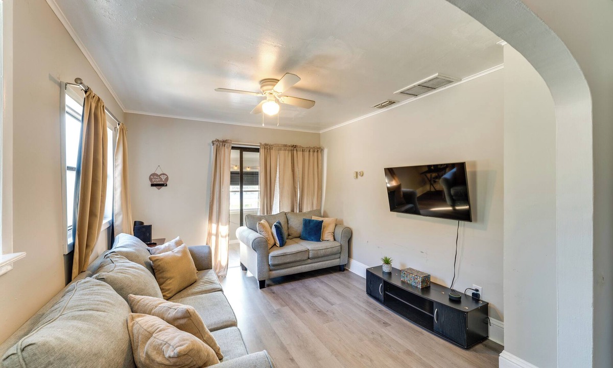 Smith's Memento Apartment | Quiet Apt: Walk to Daytona Beach + Water Park!