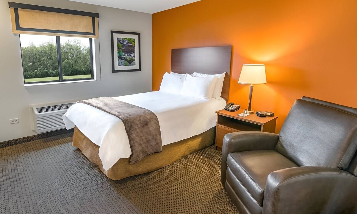 Wixom Hotel | Quiet Stay with Home Comforts Near Lyon Oaks County and Suburban Collection
