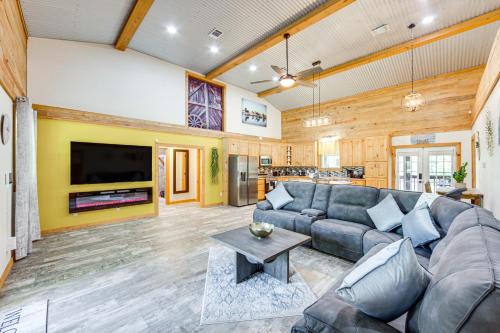 Quitman House | Quitman Lakefront Cabin w/Screened Porch & Grill!
