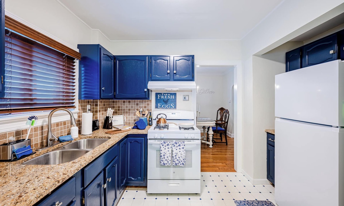 Toledo House | Rachel's Hideaway, 3 brm, king, kitchen, big yard, ample parking, laundry.