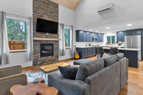 Ashford House | Rainier's Newest Luxury Chalet with Hot Tub-AC-WiFi