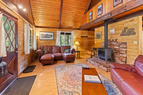 Paradise Estates House | Rainier Vintage Retreat With Hot Tub-Fireplace-WiFi
