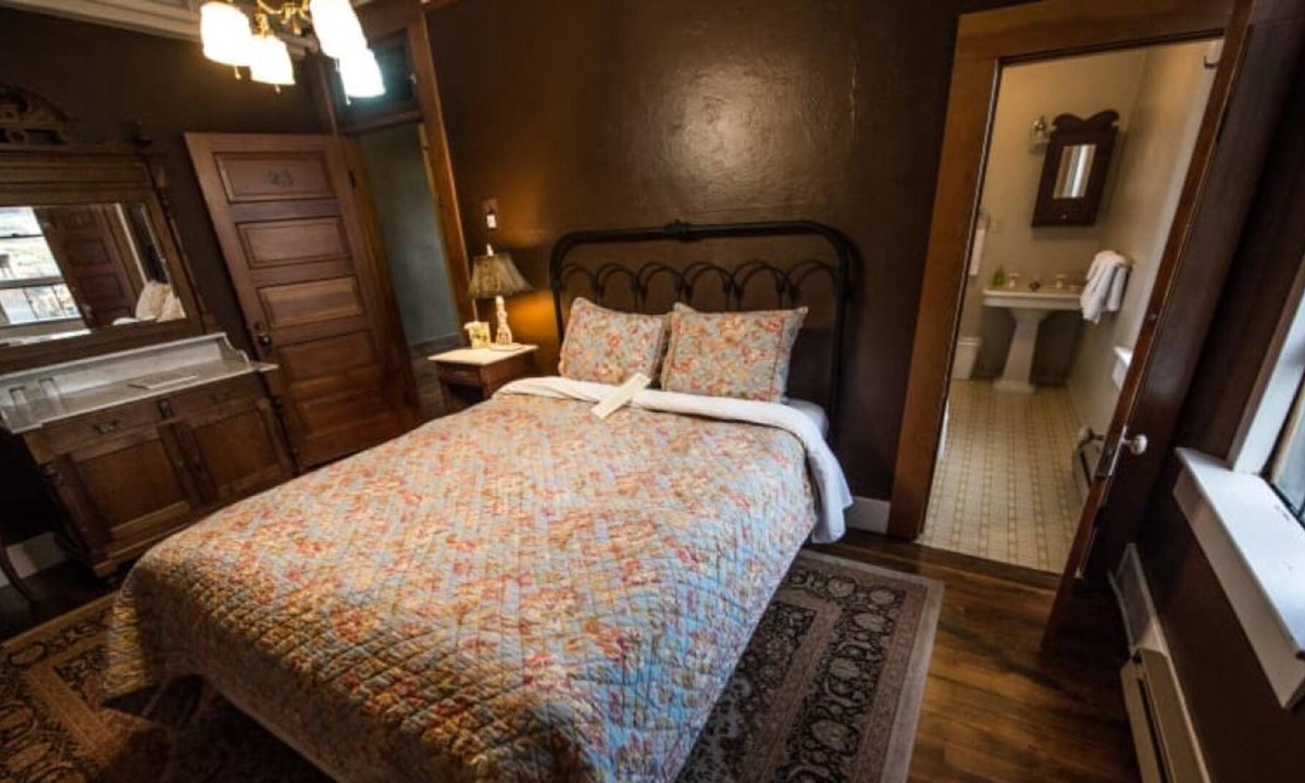 Dufur House | Rare Find! 2 Comfortable Units, FREE Parking, Near White River Falls State Park