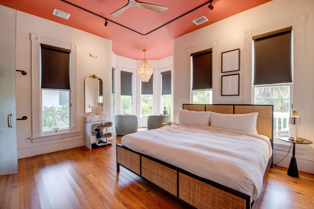 Historic Seaport Hotel | Red Room at the Grand Maloney