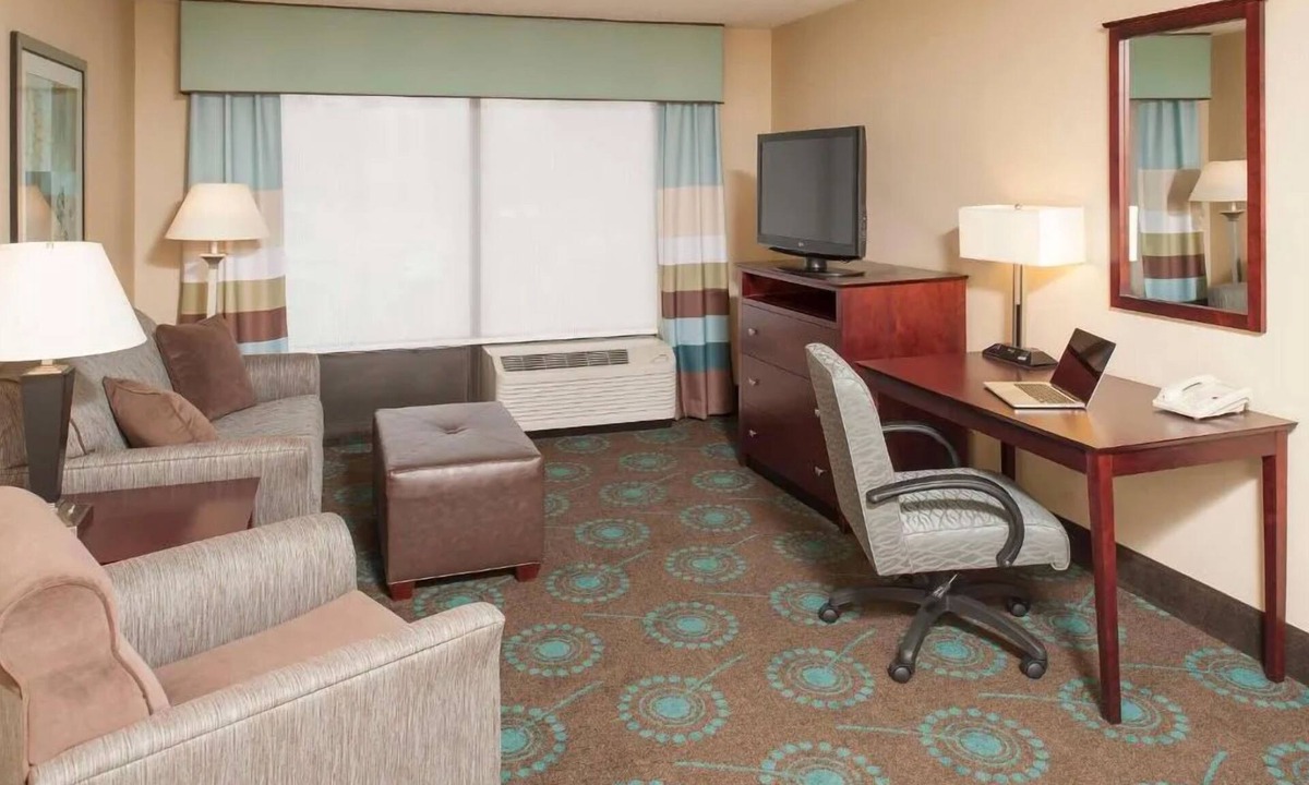 South Bend Hotel | Relax in 3 Rooms with Full Kitchen – Ideal for Business Travelers