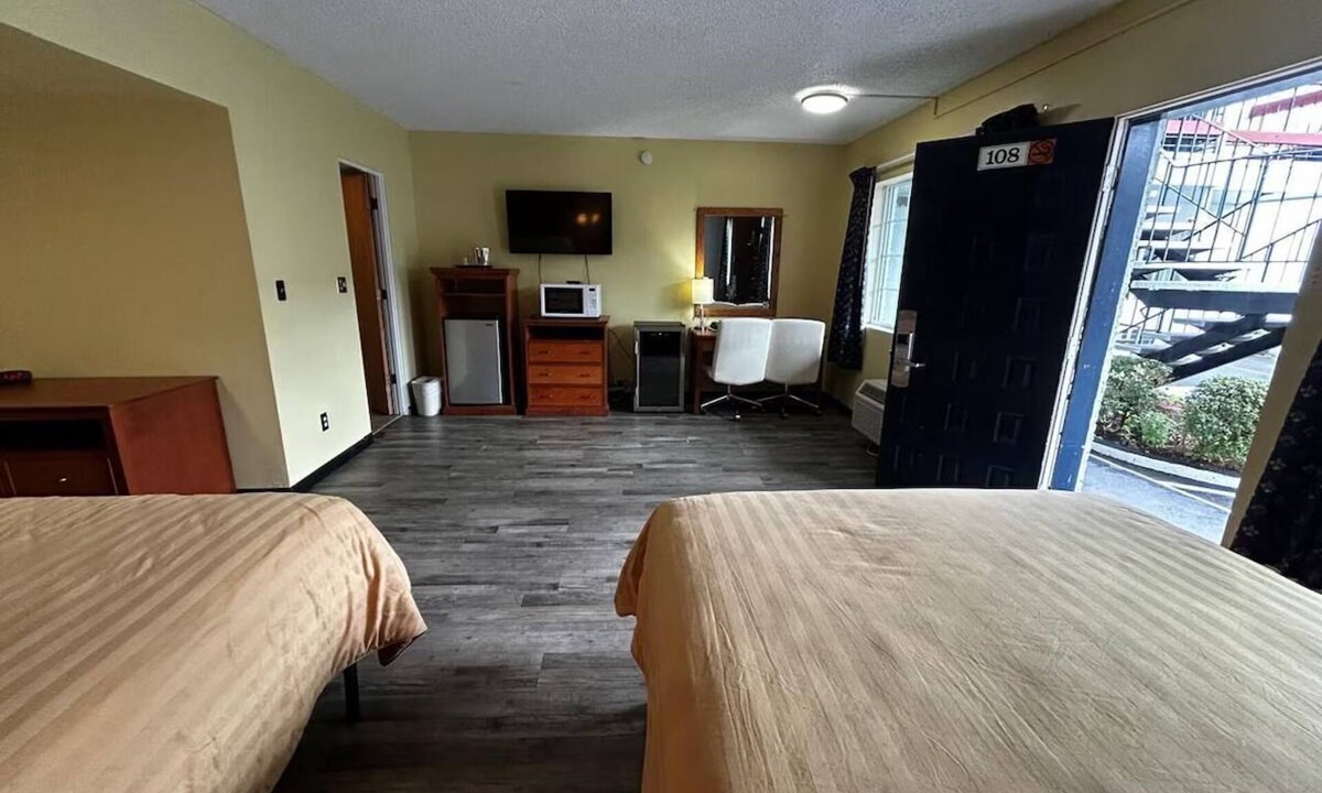 Longview Hotel | Relax in a Pet-Friendly Queen Bed Room Close to Riverside Park Trails