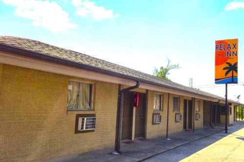 Sulphur Hotel | Relax Inn by OYO Sulphur Hwy 90