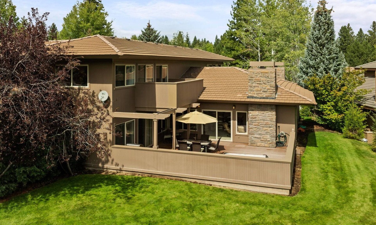 Broken Top House | Relaxing gem on the green! Hot tub! Double Suite!