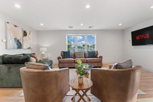 Wanskuck Apartment | Relaxing Getaway Large group Near Prov college