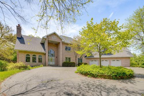 Hoffman Estates Villa | Relaxing Sauna: Hoffman Estates Villa in Elgin!