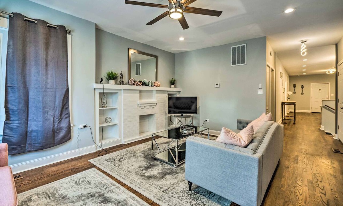 Chatham Apartment | Remodeled Chicago Apartment < 9 Mi to Downtown