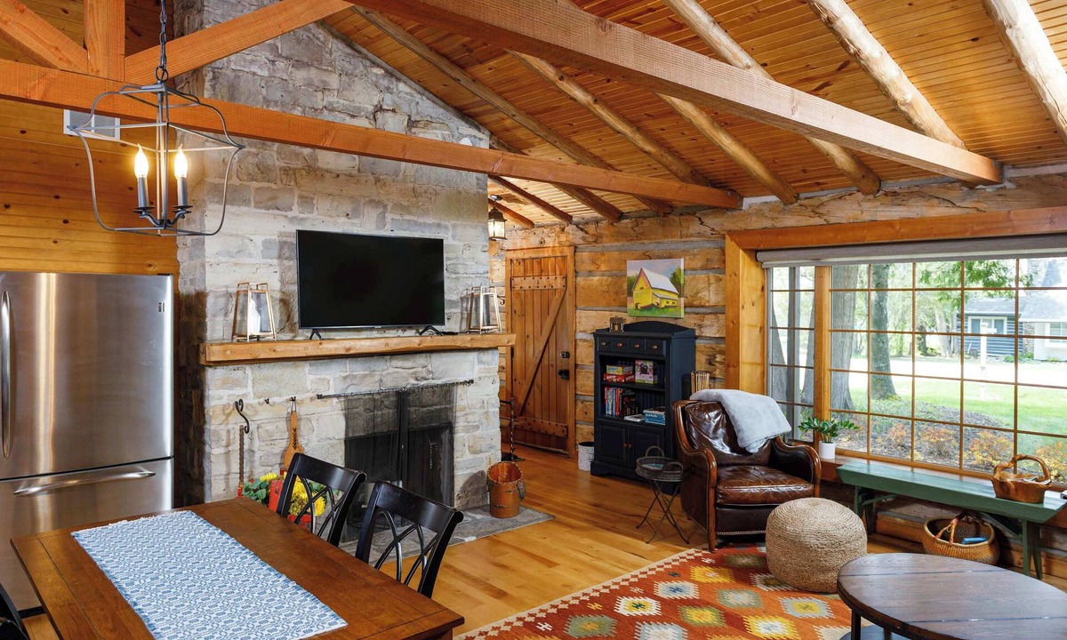Ephraim Cabin | Remodeled Log Cabin | Dog-Friendly Near Wilson's