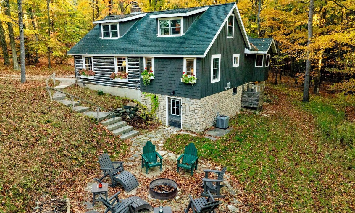 Jacksonport House | Renovated Charming Log Cabin on 4 Acres in Jacksonport