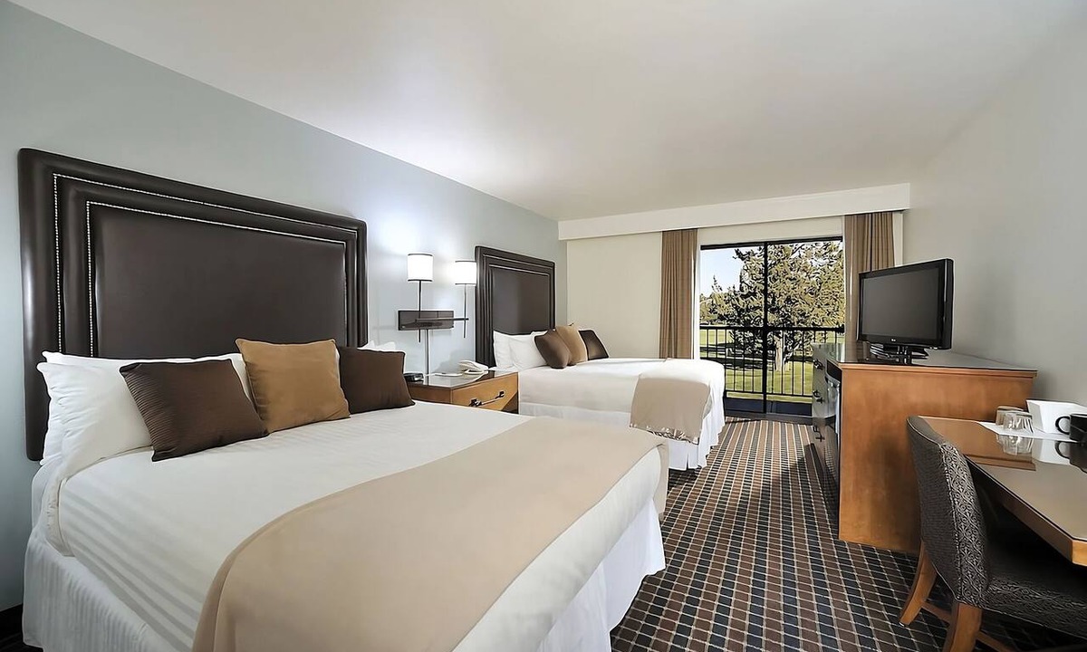 Redmond Cabin | Resort Getaway | 3 Units w/Pool, Spa & Free Parking
