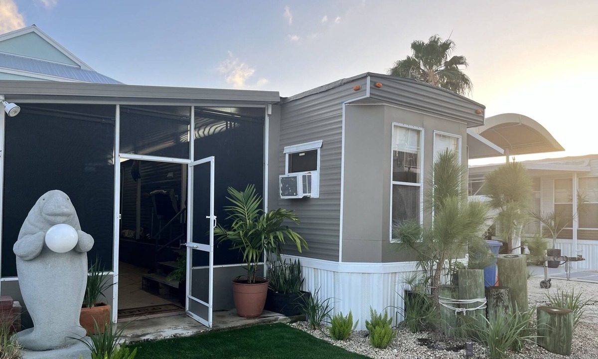 Key Largo Village House | Retro 2 bedroom +outdoor kitchen and screen porch!