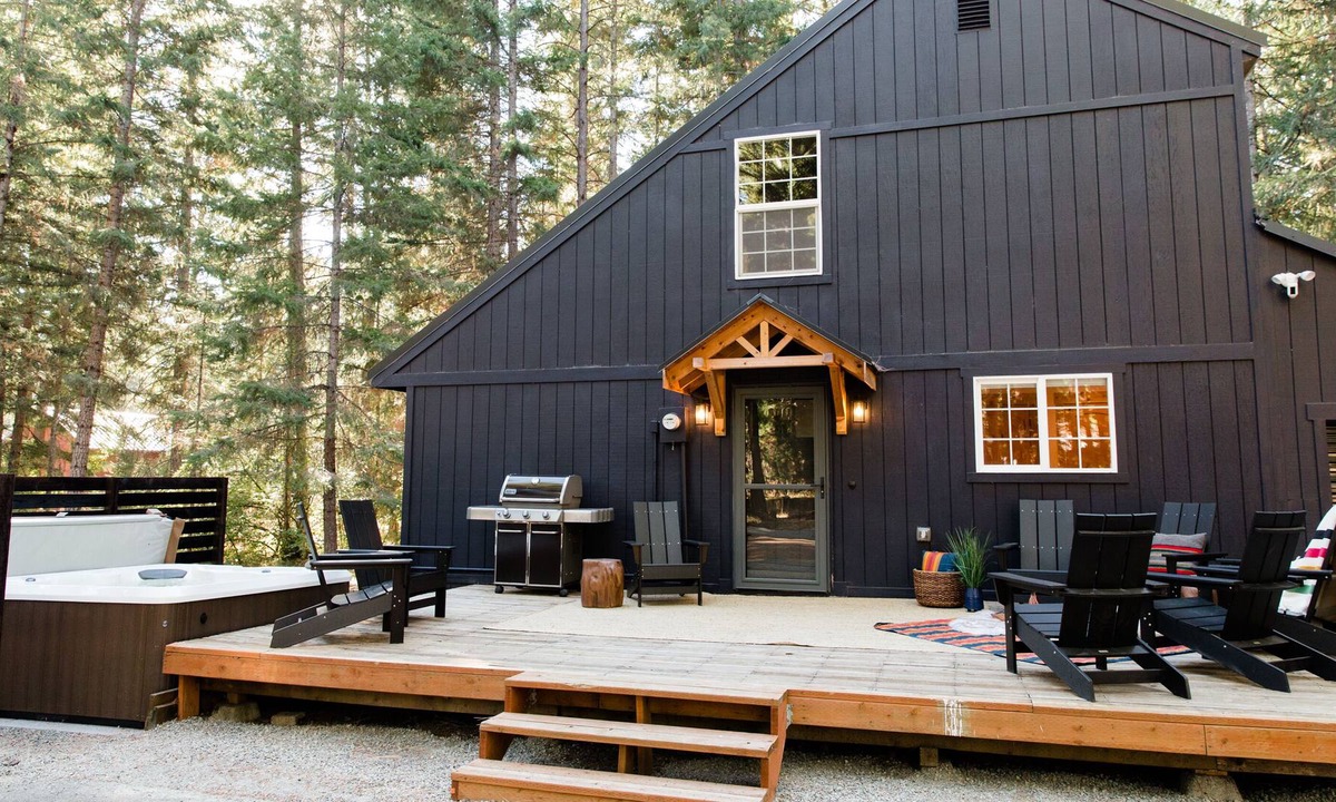 Cle Elum Cabin | Retro Lodge with Modern Comforts