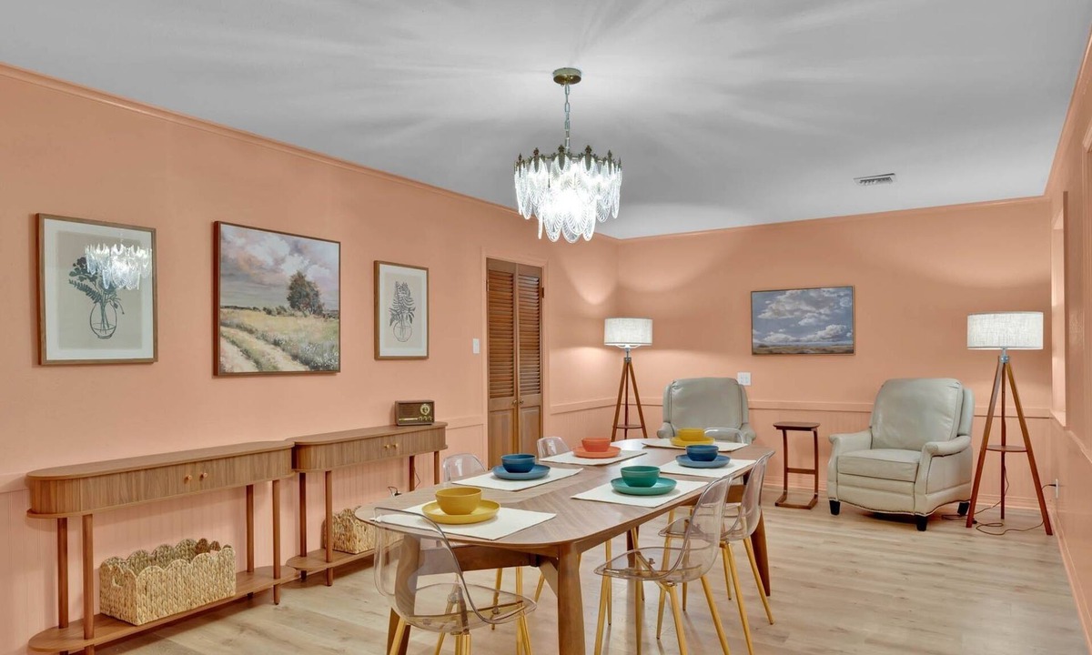 Springlake House | Retro Time Capsule · Mid-Century 3BR · Sleeps 9